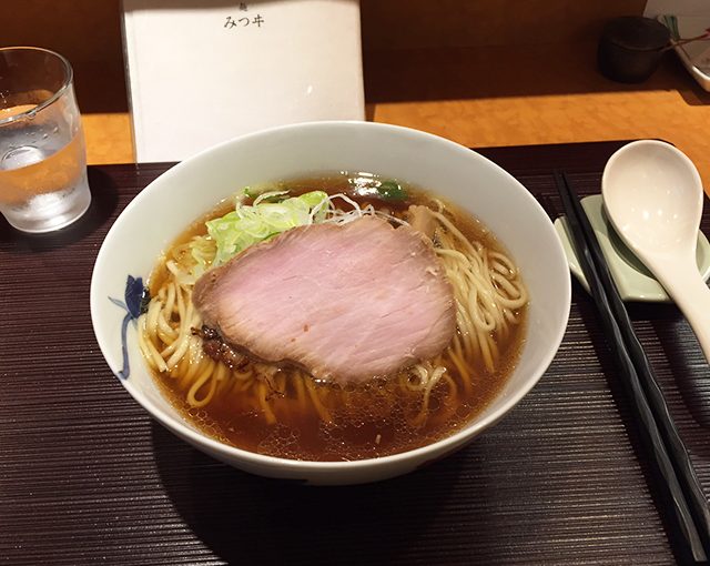 有田焼の丼で頂く「みつヰ」のラーメン