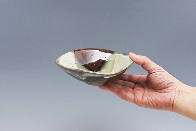 和食器　かっぱ橋まえ田　【美濃焼】朝鮮唐津三角浅鉢