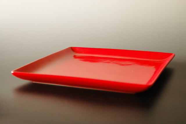【赤い角皿】ロッソ２４ｃｍスクエアプレート　２３．７ｃｍ×２３．７ｃｍ×高さ２．３ｃｍ