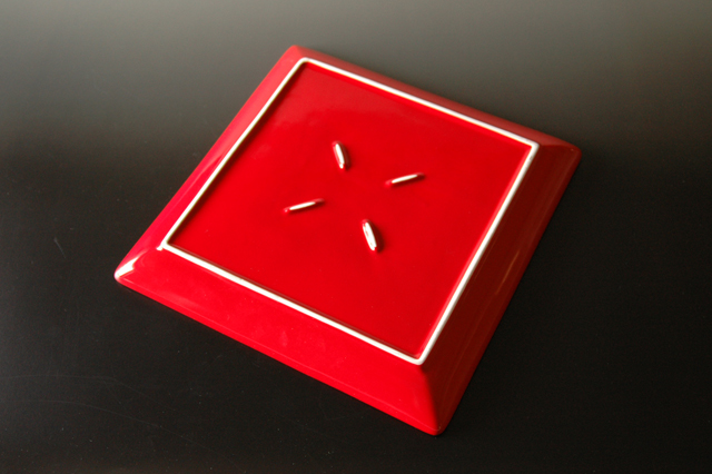 【赤い角皿】ロッソ２４ｃｍスクエアプレート　２３．７ｃｍ×２３．７ｃｍ×高さ２．３ｃｍ