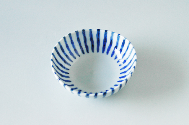 美濃焼】渕十草小鉢 １１ｃｍ×１０．７ｃｍ×高さ３．８ｃｍ