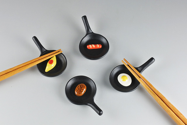 激安ブランド 箸置き フライパン 目玉焼きつき １個 陶器 美濃焼 面白い箸置き discoversvg.com