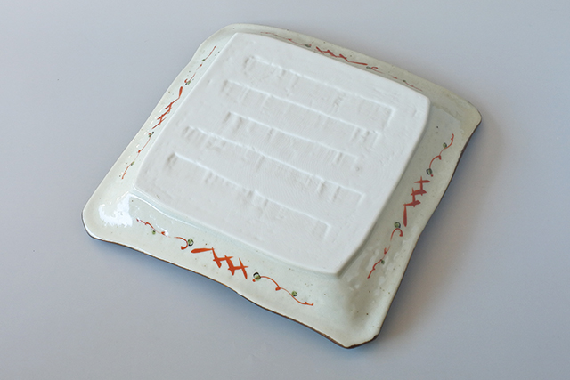 美濃焼】花赤絵正角皿 21．7cm×21．7cm×高さ3．6cm