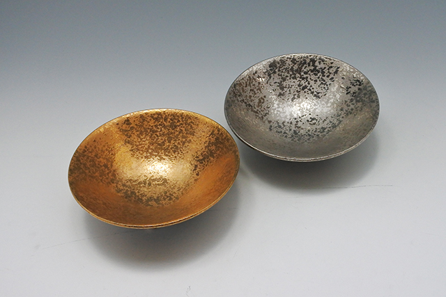 有田焼】金彩／銀彩 黒釉掛分け 平鉢 平茶わん 直径15．2cm×高さ