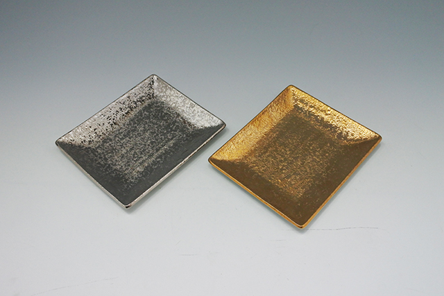 有田焼】弥源次窯 金彩銀彩 角銘々皿 14.3cm×12.2cm 有田焼】弥源次窯 金彩銀彩 角銘々皿 14.3cm×12.2cm