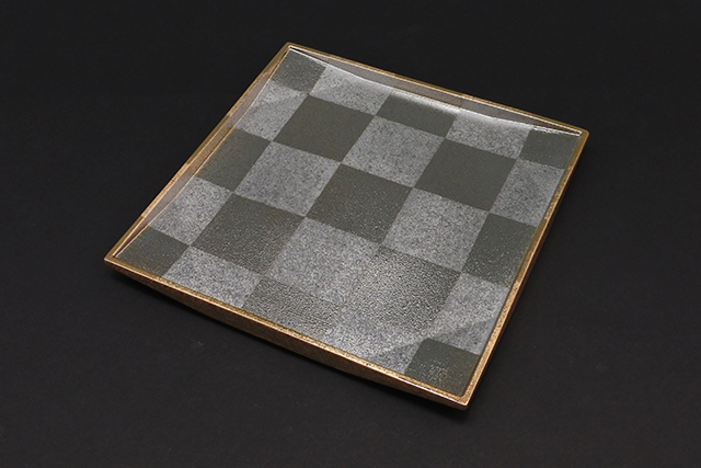 【有田焼】錦右ェ門窯　内プラチナ市松正角皿　２０．５ｃｍ×２０．５ｃｍ×高さ１．７ｃｍ