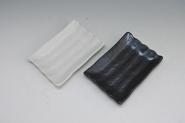 美濃焼】串もの・前菜に 波型ミニ焼物皿 白備前／いぶし黒 １５．６ｃｍ×１１．１ｃｍ×高さ２．４ｃｍ
