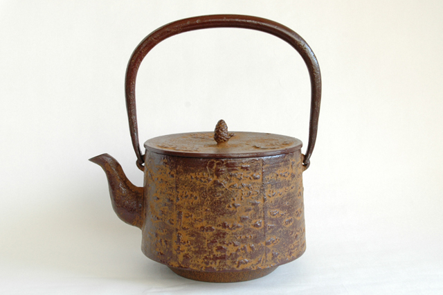 南部鉄瓶【桜皮寸胴筒型】１.０リットル　IH200V対応　鉄瓶　日本製 南部鉄瓶【桜皮寸胴筒型】1.0リットル IH200V対応 鉄瓶 日本製