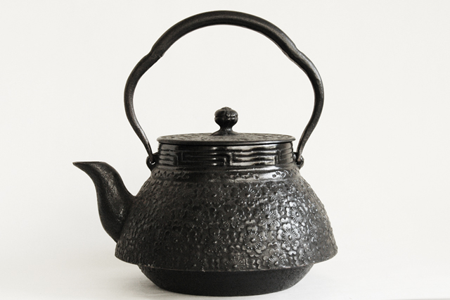 新品　１.８L　コシキ桜　南部鉄瓶　鉄瓶 南部鉄瓶】コシキ桜 1．8L 18．5×22×23．5cm